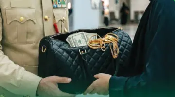 شرطة دبي تُعيد لمسافرة عربية حقيبة تحوي 20 ألف دولار و150 غرام ذهب
